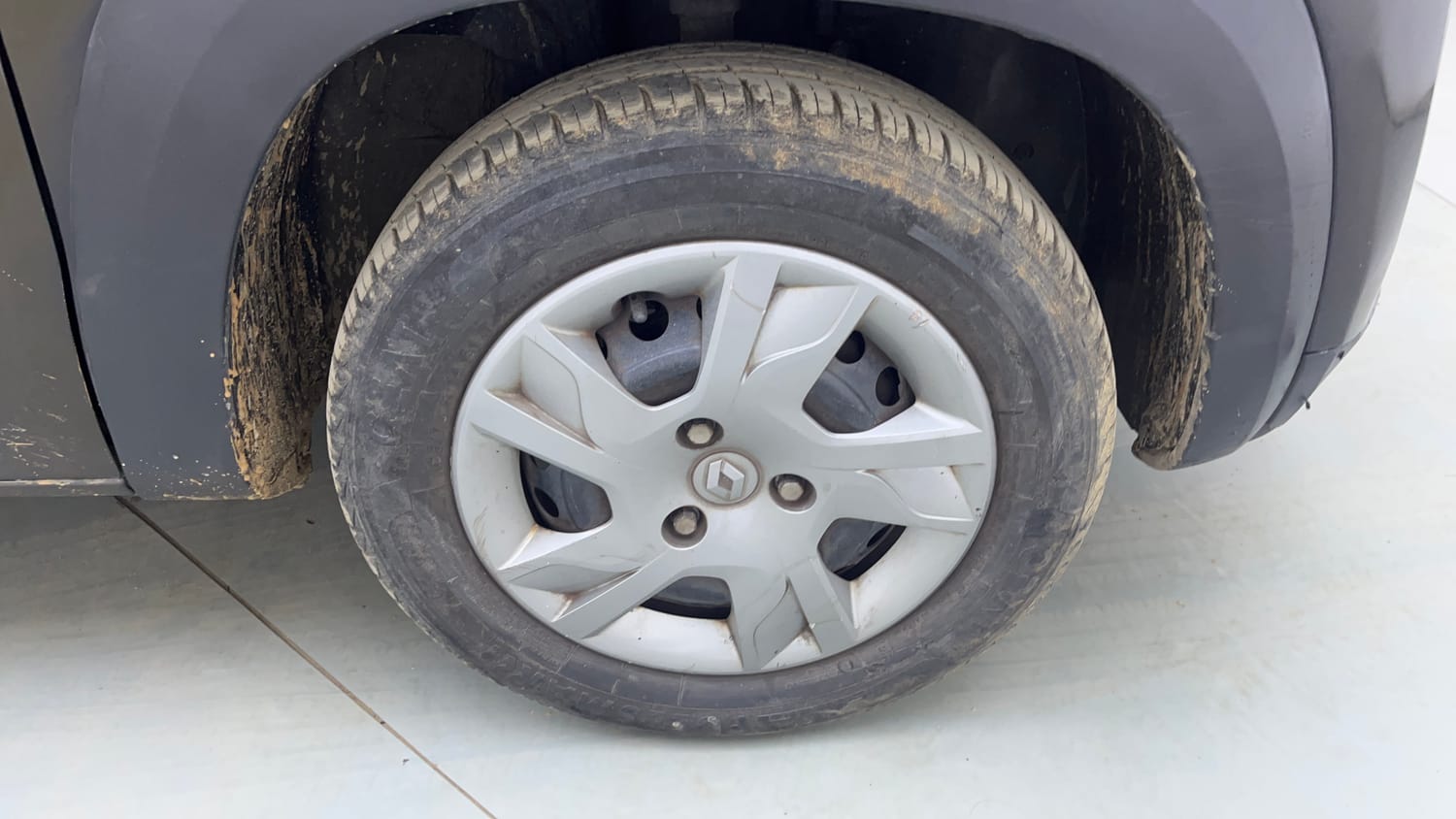 Used 2020 Renault Kwid RXT 1.0 AMT Opt Petrol Automatic tyres RIGHT FRONT TYRE RIM VIEW