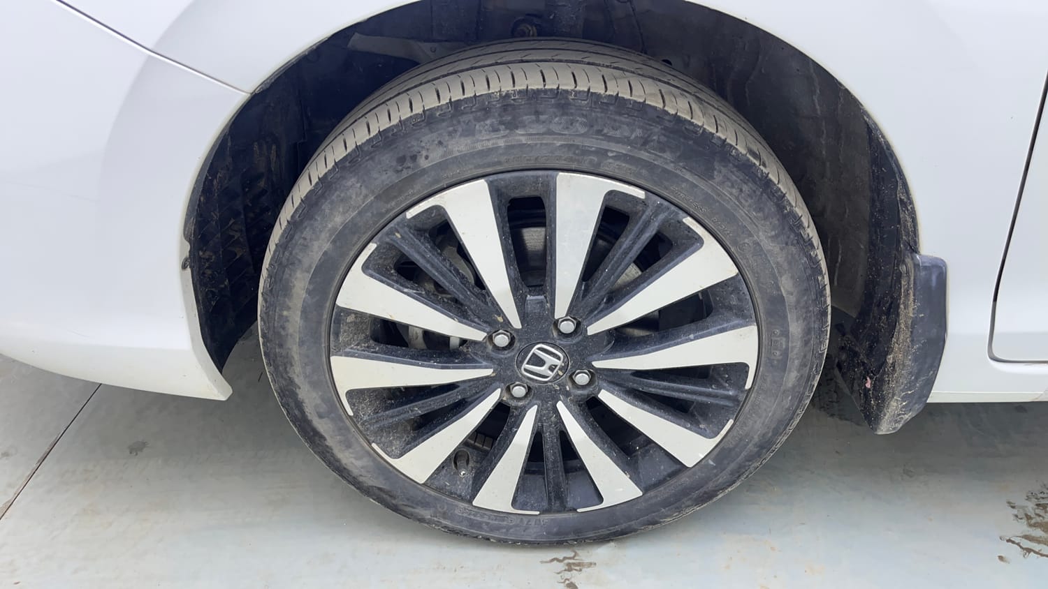 Used 2024 Honda City ZX Petrol CVT Hybrid Automatic tyres LEFT FRONT TYRE RIM VIEW
