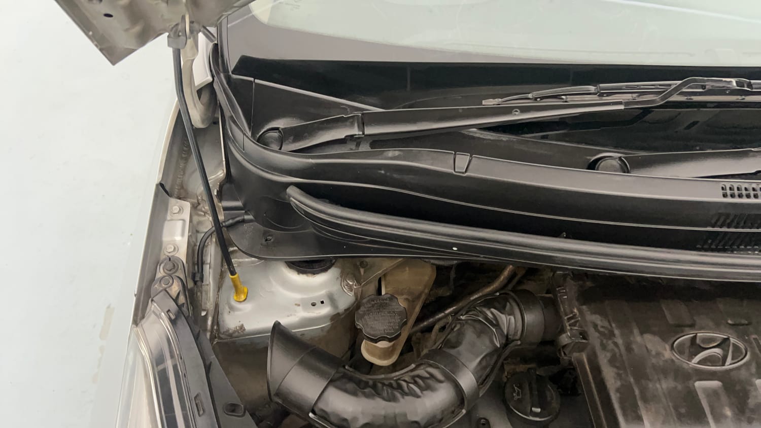 Used 2019 Hyundai Xcent SX Petrol Manual engine ENGINE RIGHT SIDE HINGE & APRON VIEW