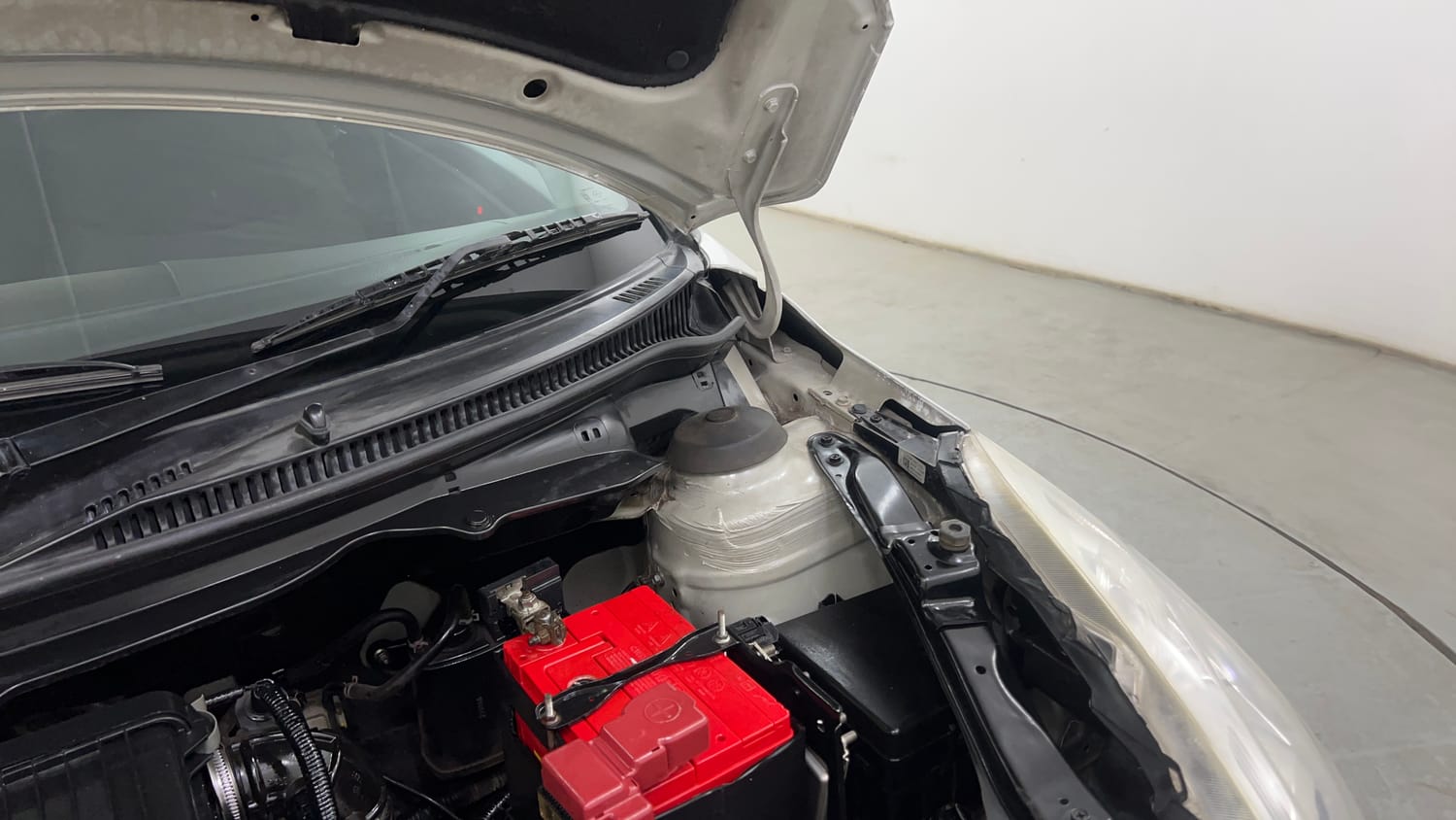 Used 2016 Maruti Suzuki Swift ZXi Petrol Manual engine ENGINE LEFT SIDE HINGE & APRON VIEW