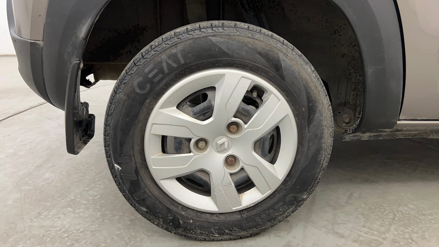Used 2017 Renault Kwid RXT Petrol Manual tyres RIGHT REAR TYRE RIM VIEW