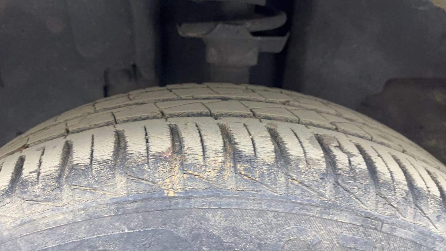 Used 2020 Renault Kwid RXT 1.0 AMT Opt Petrol Automatic tyres LEFT FRONT TYRE TREAD VIEW