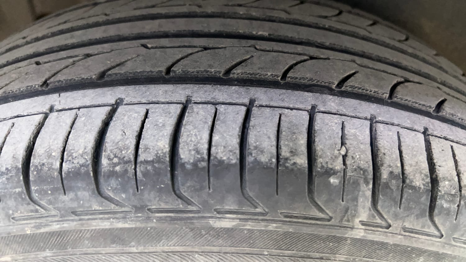 Used 2022 Maruti Suzuki Brezza Zxi Plus AT Dual Tone Petrol Automatic tyres RIGHT REAR TYRE TREAD VIEW
