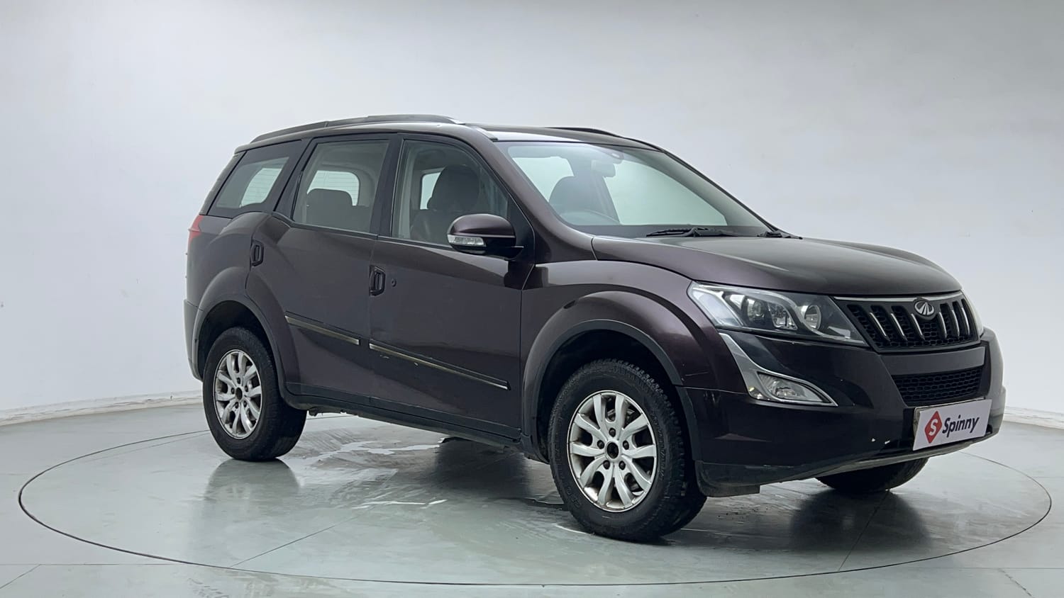 Used 2018 Mahindra XUV500 W9 Diesel Manual exterior RIGHT FRONT CORNER VIEW