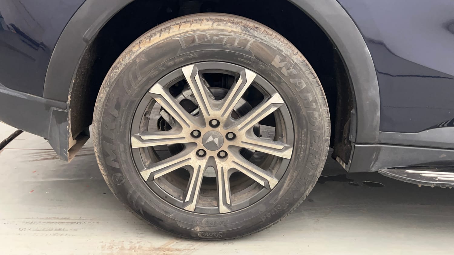 Used 2022 Mahindra XUV700 AX 7 Diesel AT AWD Luxury Pack 7 STR Diesel Automatic tyres RIGHT REAR TYRE RIM VIEW