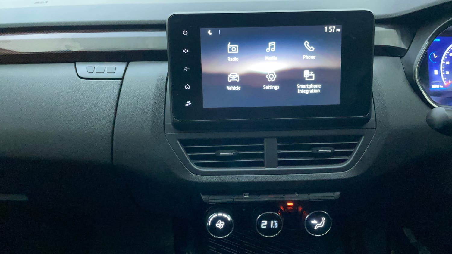 Used 2023 Renault Kiger RXZ AMT Petrol Automatic interior MUSIC SYSTEM & AC CONTROL VIEW