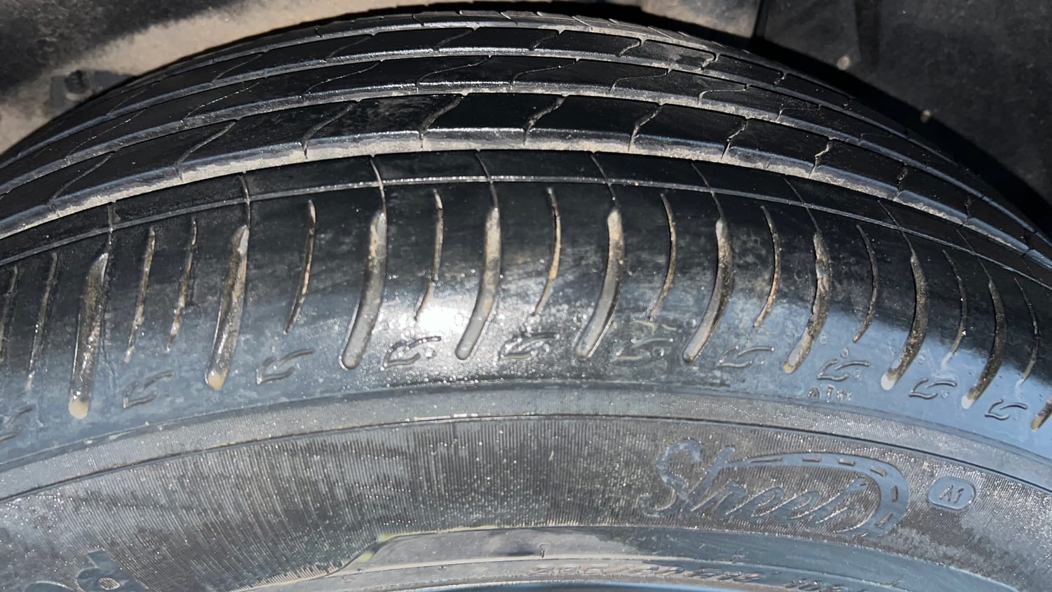 Used 2024 Mahindra XUV700 AX 7 Luxury Pack Diesel MT 7 STR Diesel Manual tyres LEFT REAR TYRE TREAD VIEW