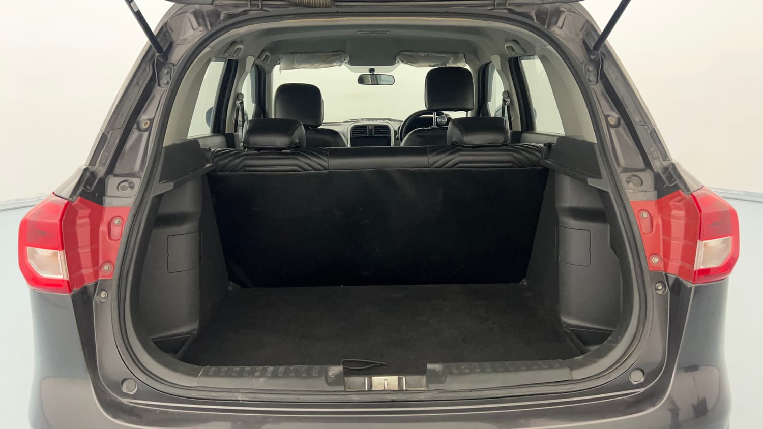 Used 2016 Maruti Suzuki Vitara Brezza [2016-2020] VDi Diesel Manual interior DICKY INSIDE VIEW