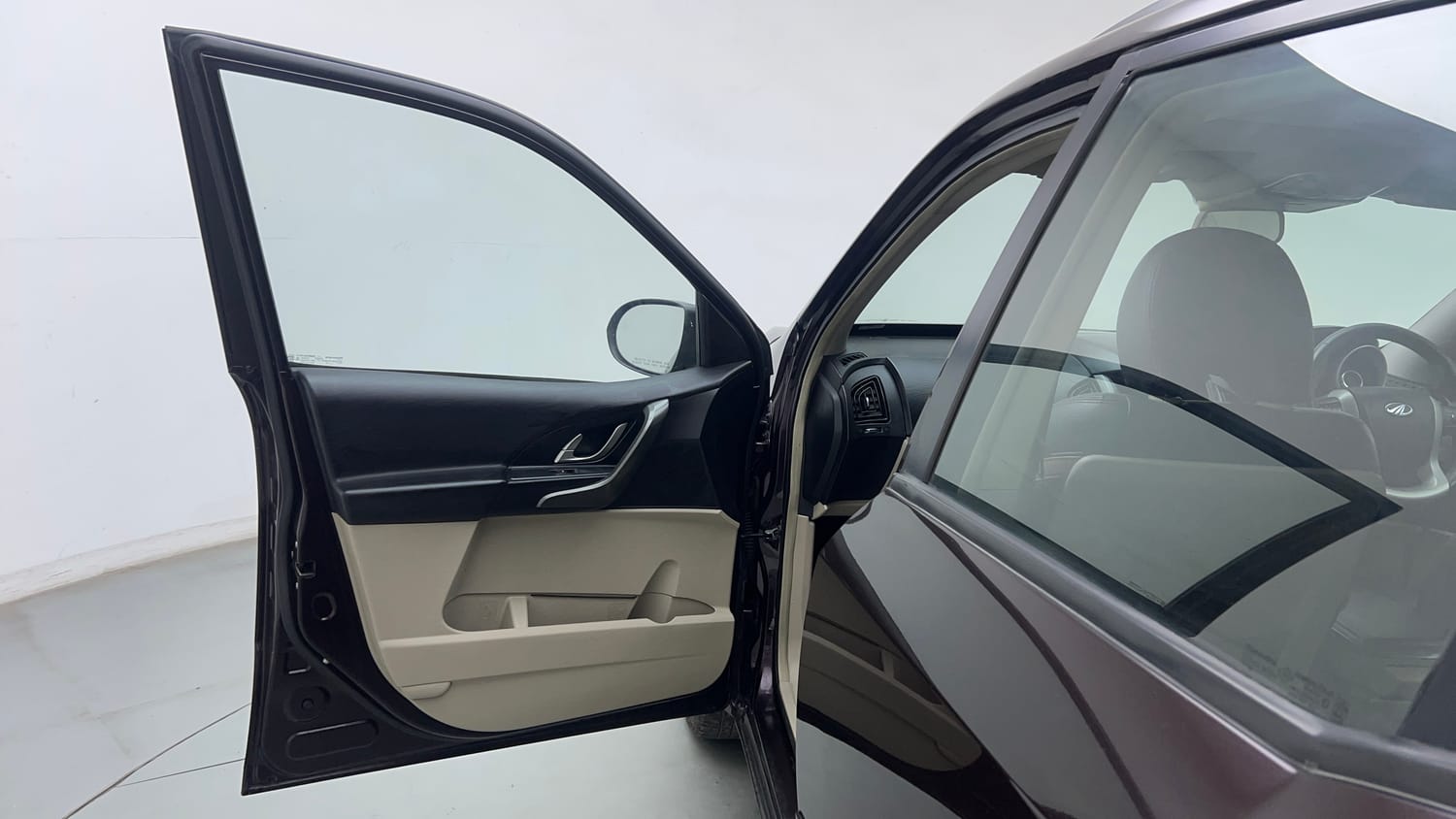 Used 2018 Mahindra XUV500 W9 Diesel Manual interior LEFT FRONT DOOR OPEN VIEW