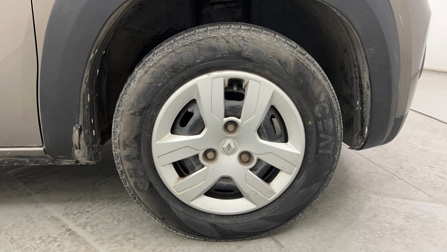 Used 2017 Renault Kwid RXT Petrol Manual tyres RIGHT FRONT TYRE RIM VIEW
