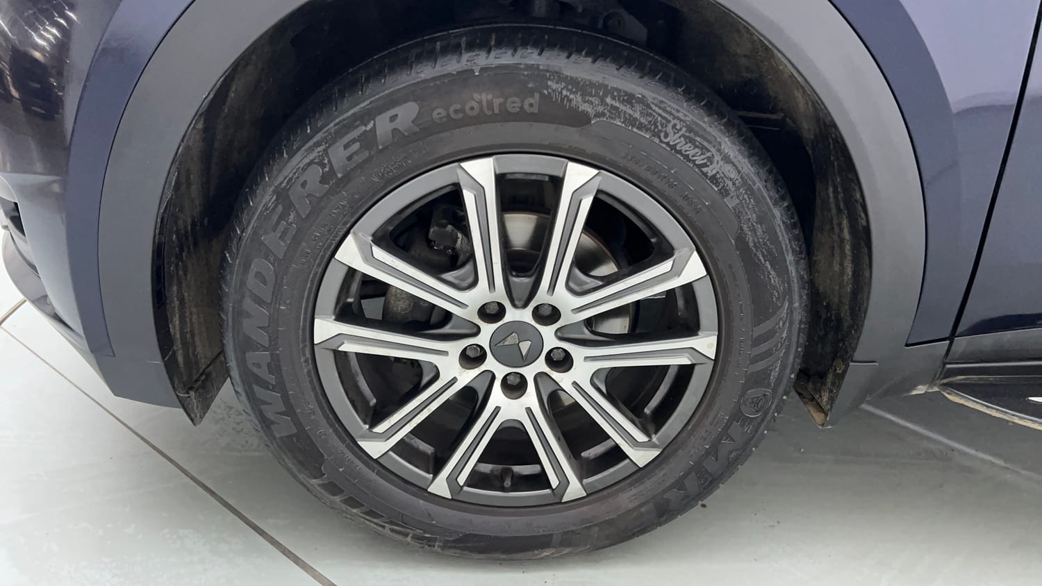 Used 2024 Mahindra XUV700 AX 7 Luxury Pack Diesel MT 7 STR Diesel Manual tyres LEFT FRONT TYRE RIM VIEW