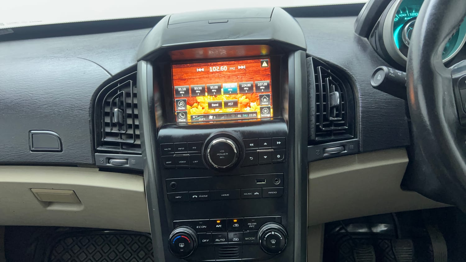 Used 2018 Mahindra XUV500 W9 Diesel Manual top_features Integrated (in-dash) music system