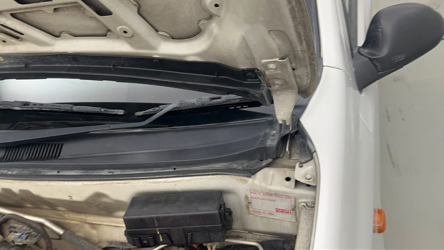 Used 2022 Maruti Suzuki Alto 800 LXi (O) Petrol Manual engine ENGINE LEFT SIDE HINGE & APRON VIEW