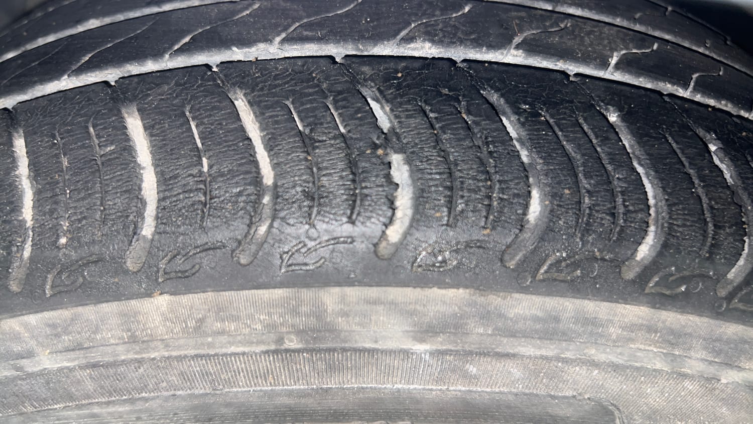Used 2019 Ford Figo Titanium 1.2 Ti-VCT MT Petrol Manual tyres LEFT FRONT TYRE TREAD VIEW