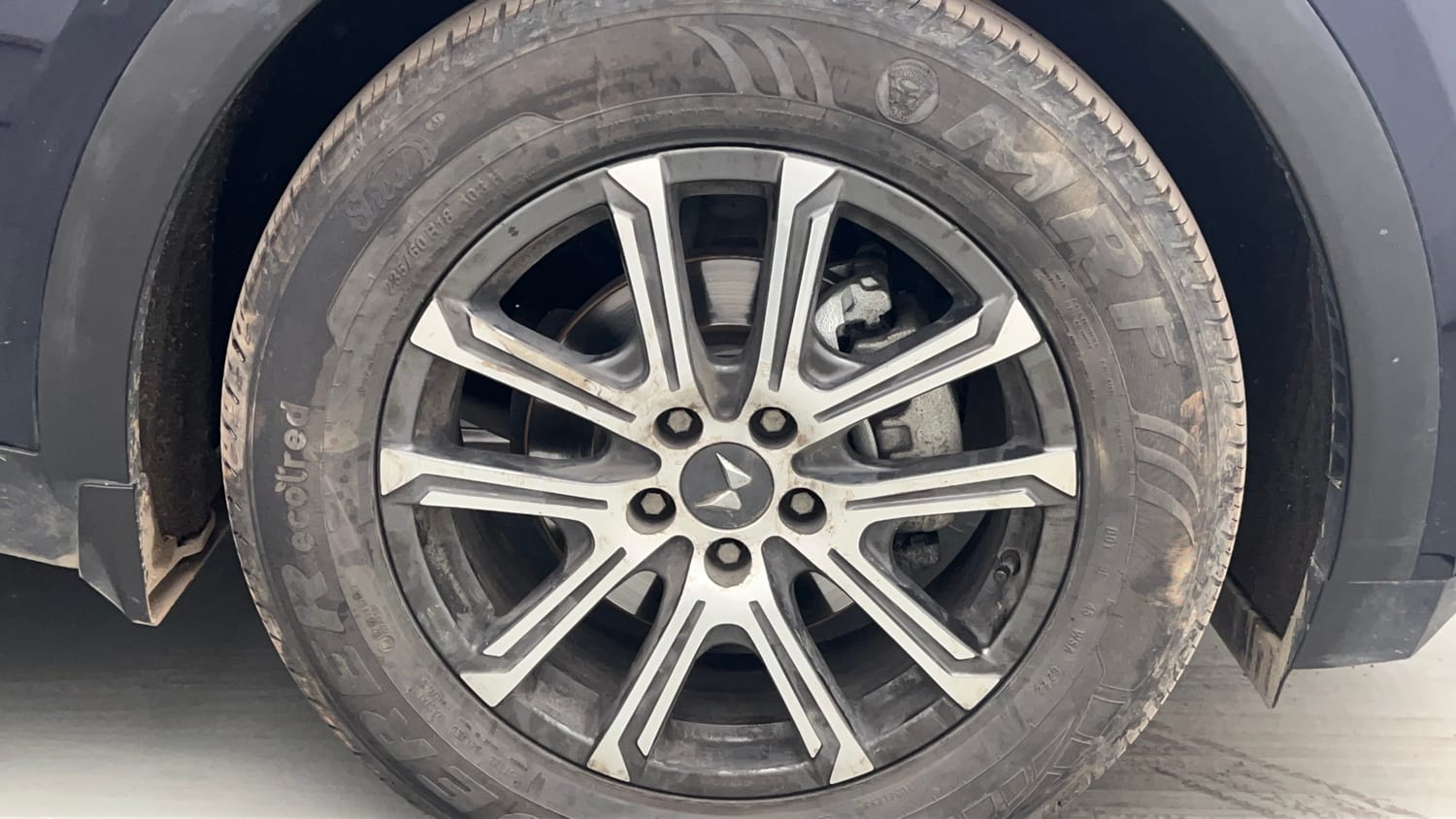 Used 2022 Mahindra XUV700 AX 7 Diesel AT AWD Luxury Pack 7 STR Diesel Automatic tyres RIGHT FRONT TYRE RIM VIEW