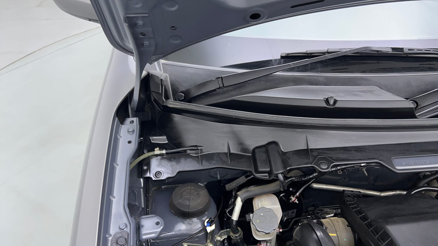 Used 2022 Maruti Suzuki Celerio VXi Petrol Manual engine ENGINE RIGHT SIDE HINGE & APRON VIEW