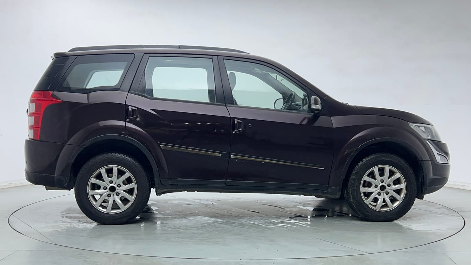 Used 2018 Mahindra XUV500 W9 Diesel Manual exterior RIGHT SIDE VIEW