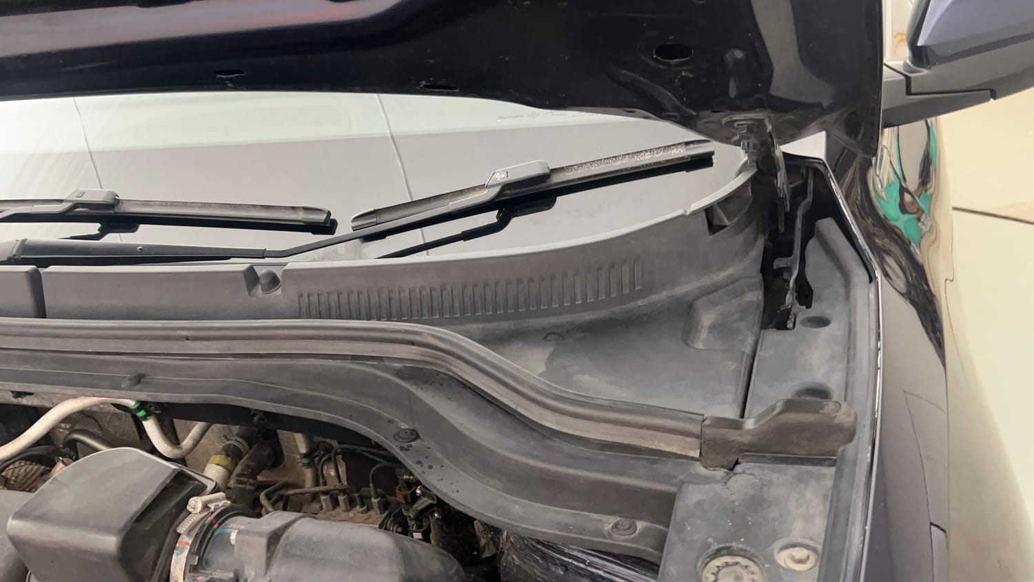 Used 2022 Mahindra XUV700 AX 7 Diesel AT AWD Luxury Pack 7 STR Diesel Automatic engine ENGINE LEFT SIDE HINGE & APRON VIEW
