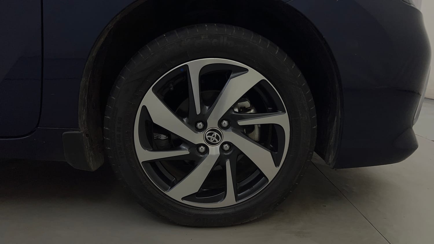 Used 2024 Toyota Glanza V AMT Petrol Automatic tyres RIGHT FRONT TYRE RIM VIEW