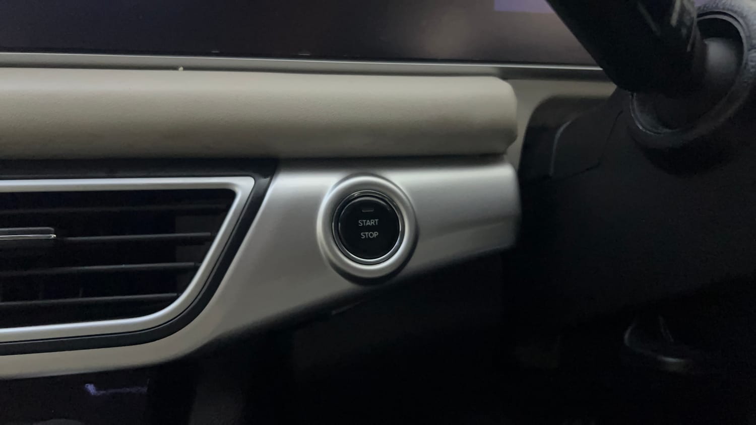 Used 2024 Mahindra XUV700 AX 7 Petrol AT 7 STR Petrol Automatic top_features Keyless start