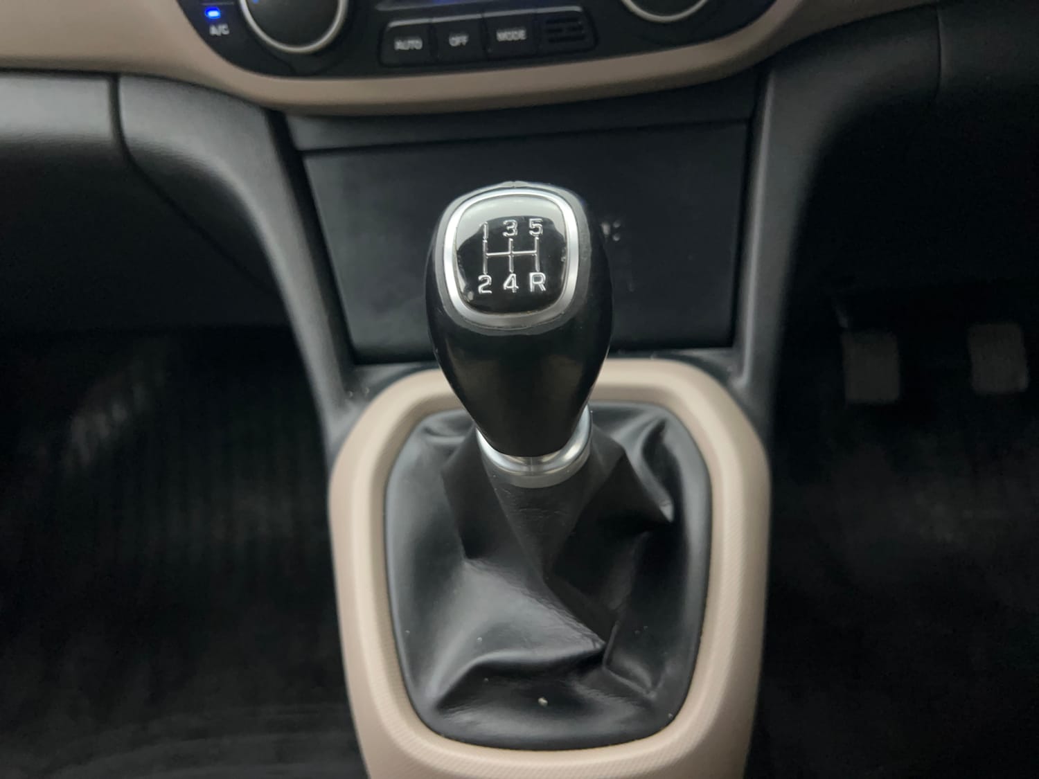 Used 2018 Hyundai Xcent SX (O) Petrol Manual interior GEAR  KNOB VIEW