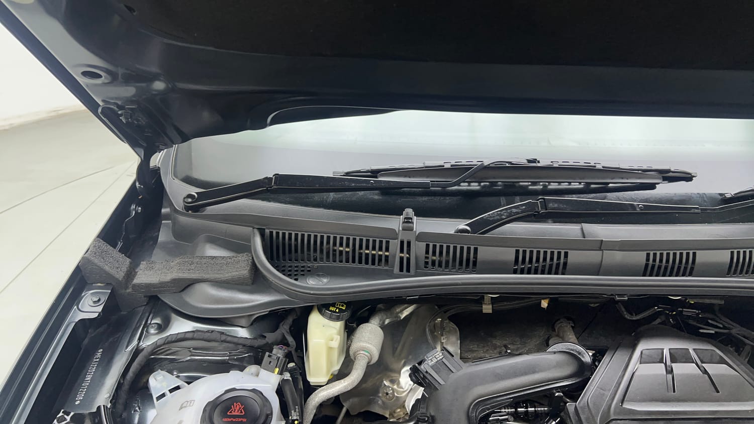 Used 2022 Volkswagen Virtus Topline 1.0 TSI AT Petrol Automatic engine ENGINE RIGHT SIDE HINGE & APRON VIEW