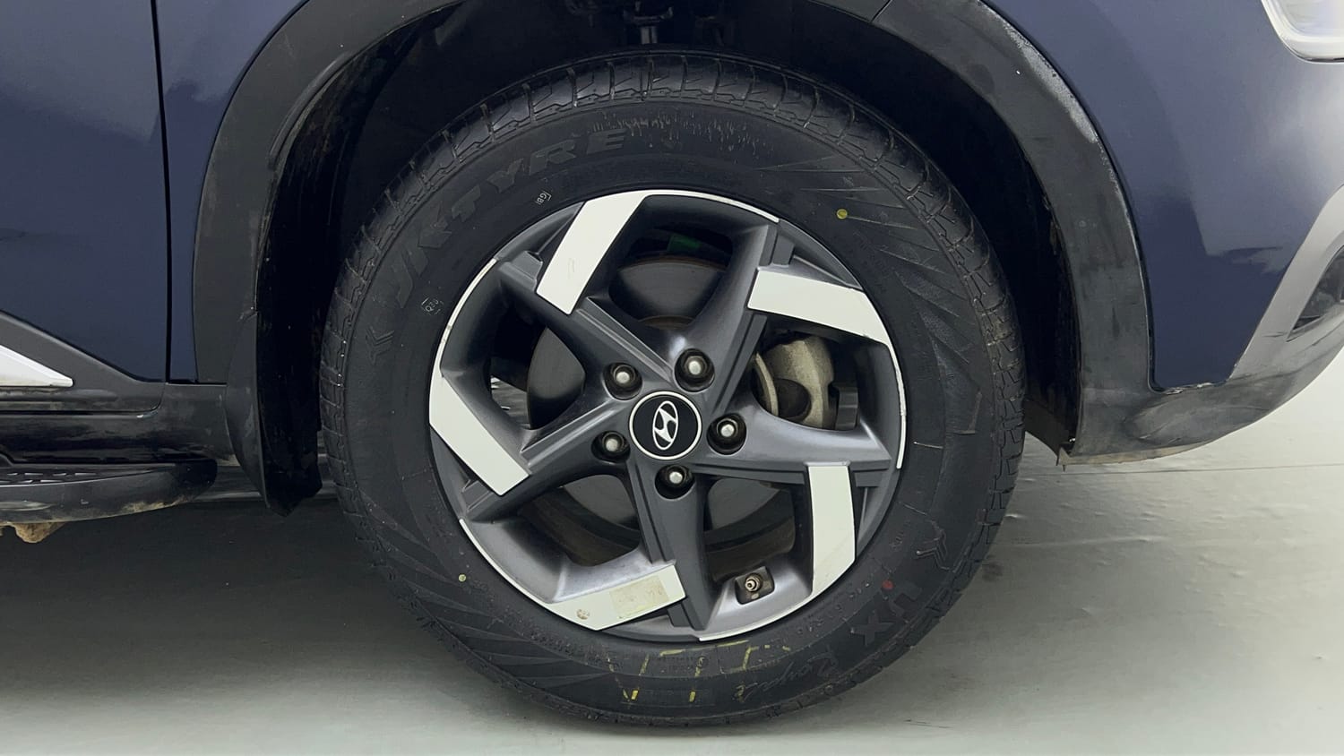 Used 2022 Hyundai Venue SX Plus 1.0 Turbo DCT Petrol Automatic tyres RIGHT FRONT TYRE RIM VIEW