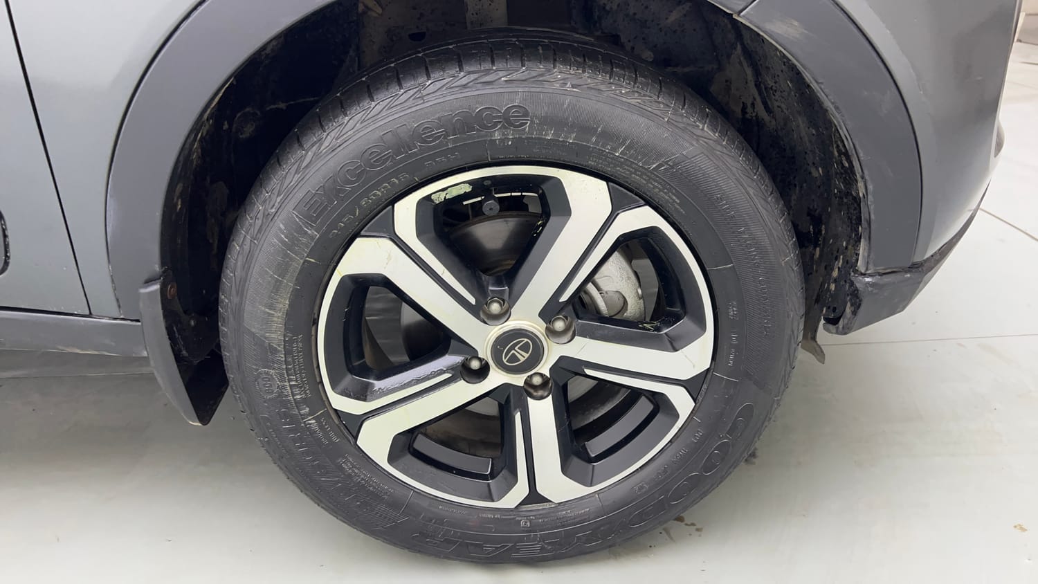 Used 2023 Tata Nexon XZA Plus Petrol Automatic tyres RIGHT FRONT TYRE RIM VIEW