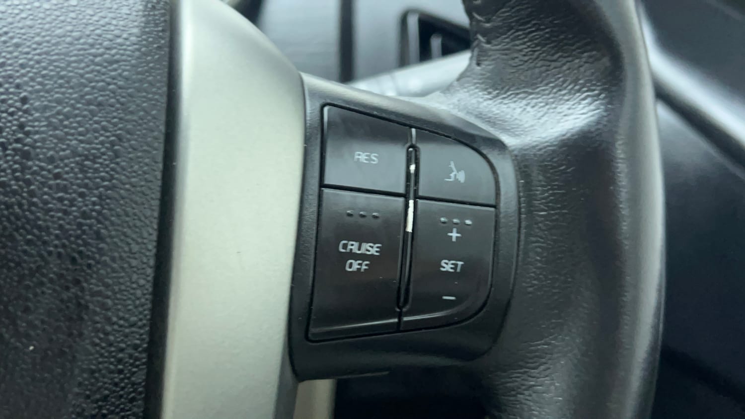 Used 2018 Mahindra XUV500 W9 Diesel Manual top_features Cruise control