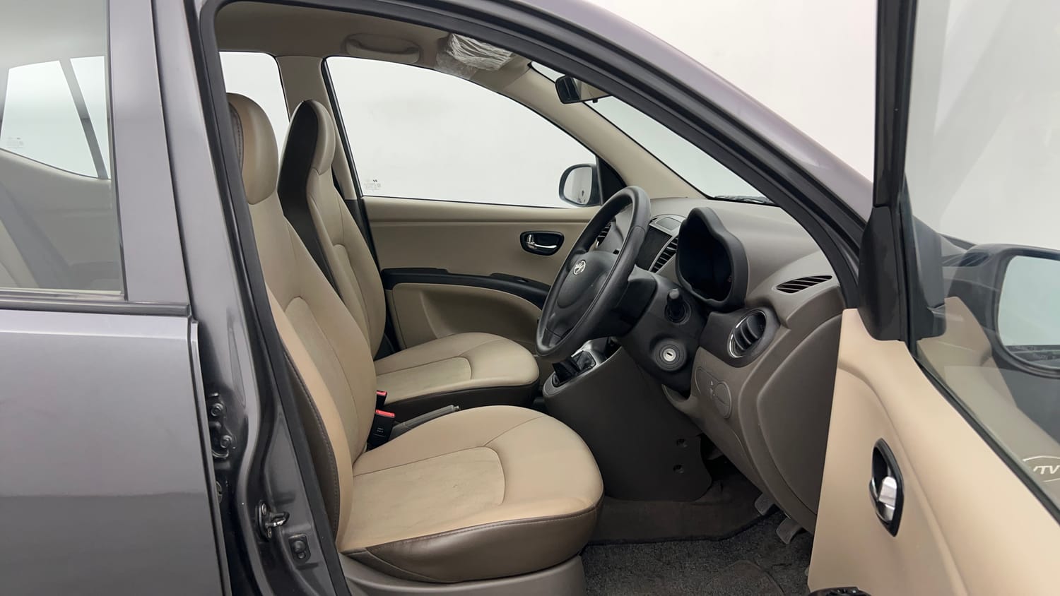 Used 2013 Hyundai i10 1.1L iRDE Magna Special Edition Petrol Manual interior RIGHT SIDE FRONT DOOR CABIN VIEW