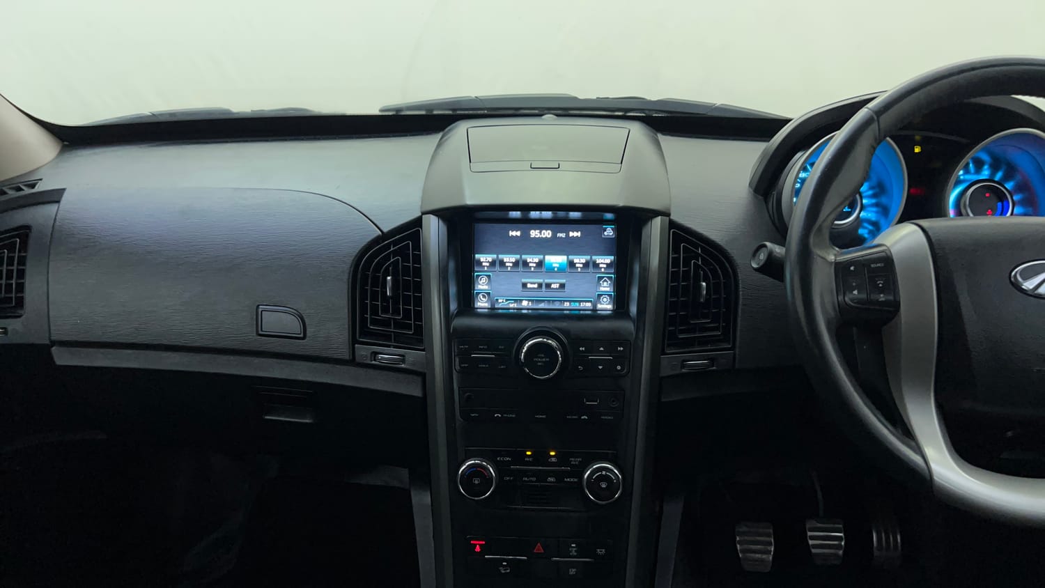 Used 2017 Mahindra XUV500 W10 Diesel Manual interior MUSIC SYSTEM & AC CONTROL VIEW