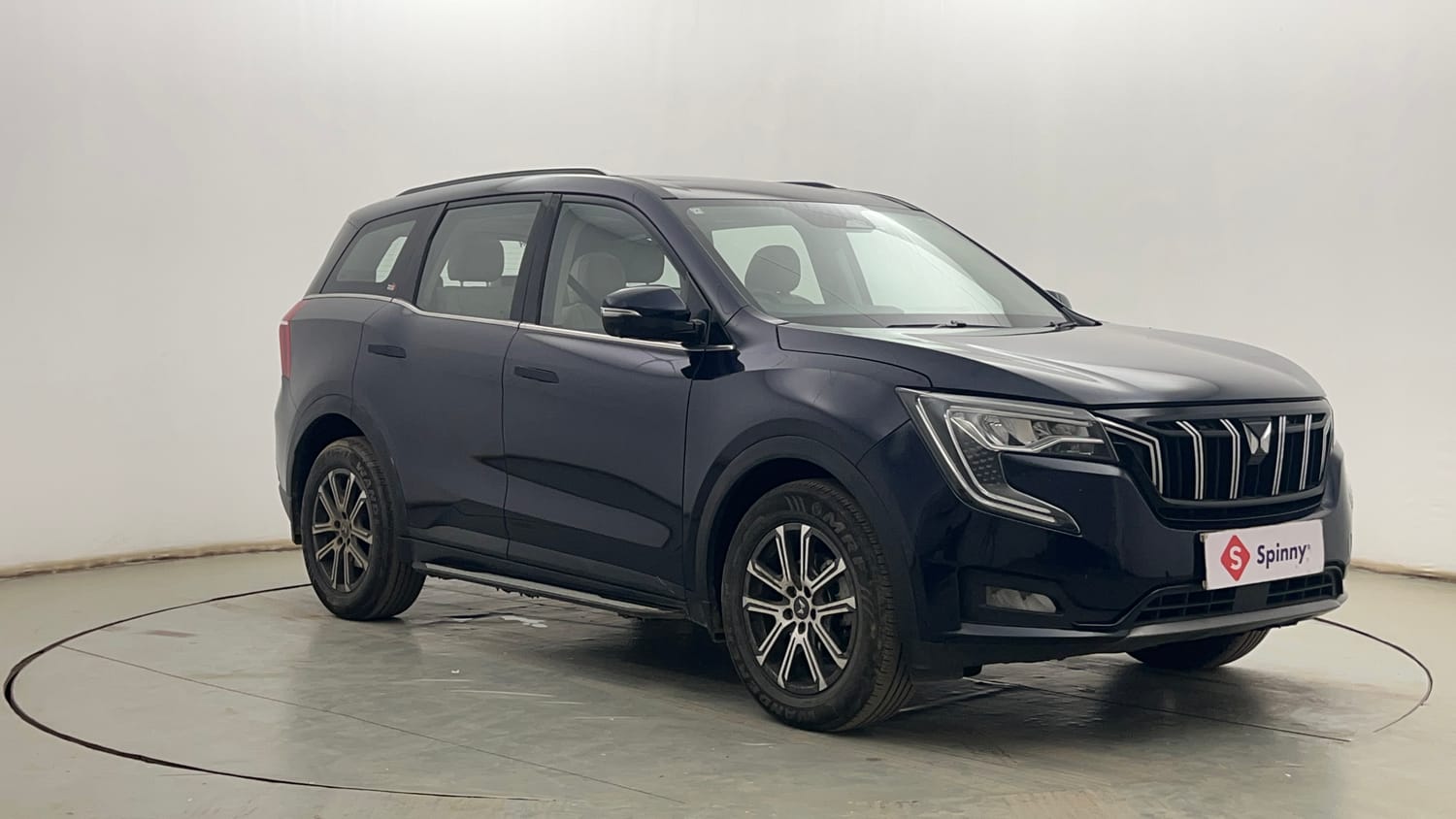 Used 2022 Mahindra XUV700 AX 7 Diesel AT AWD Luxury Pack 7 STR Diesel Automatic exterior RIGHT FRONT CORNER VIEW