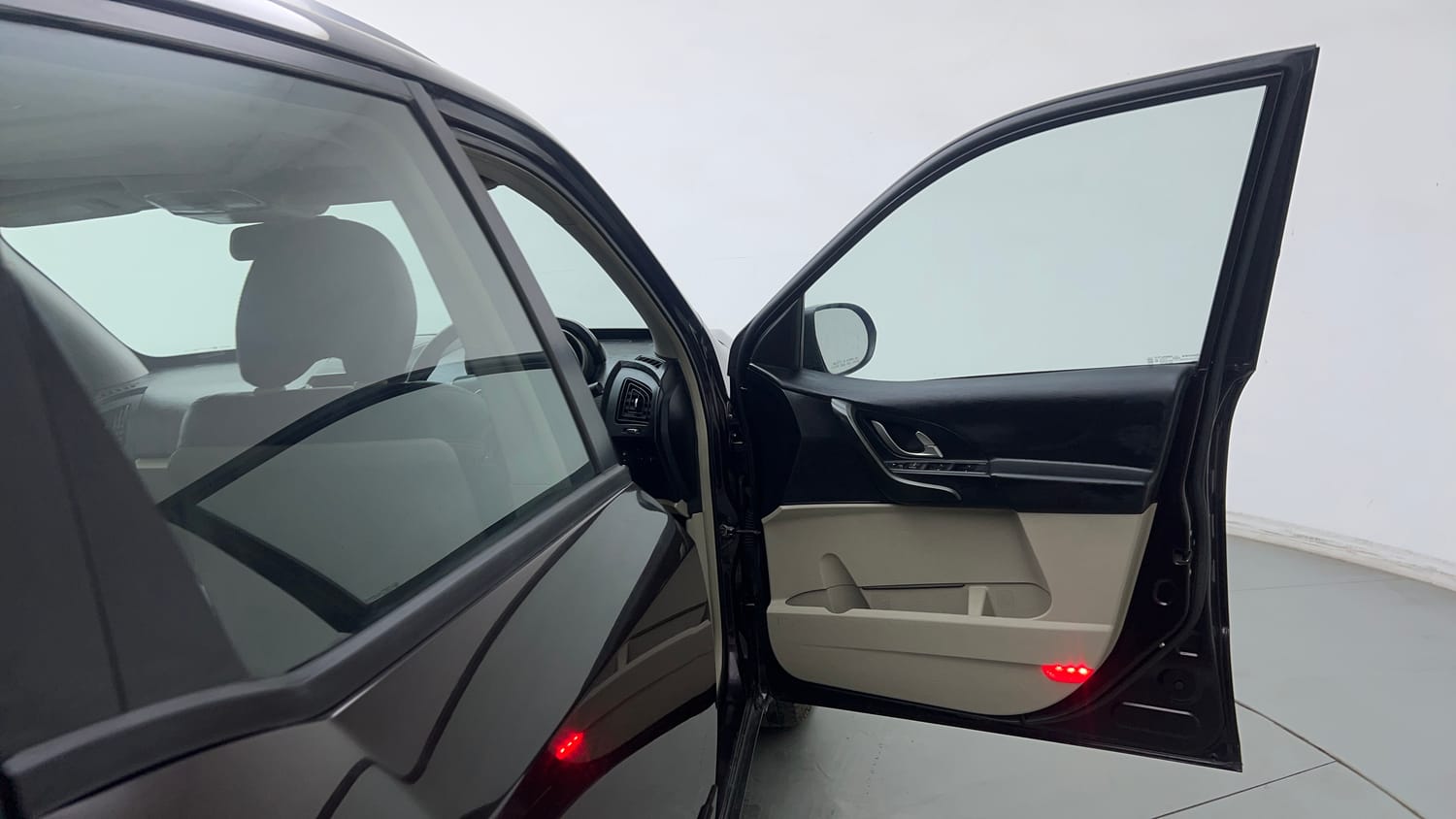Used 2018 Mahindra XUV500 W9 Diesel Manual interior RIGHT FRONT DOOR OPEN VIEW