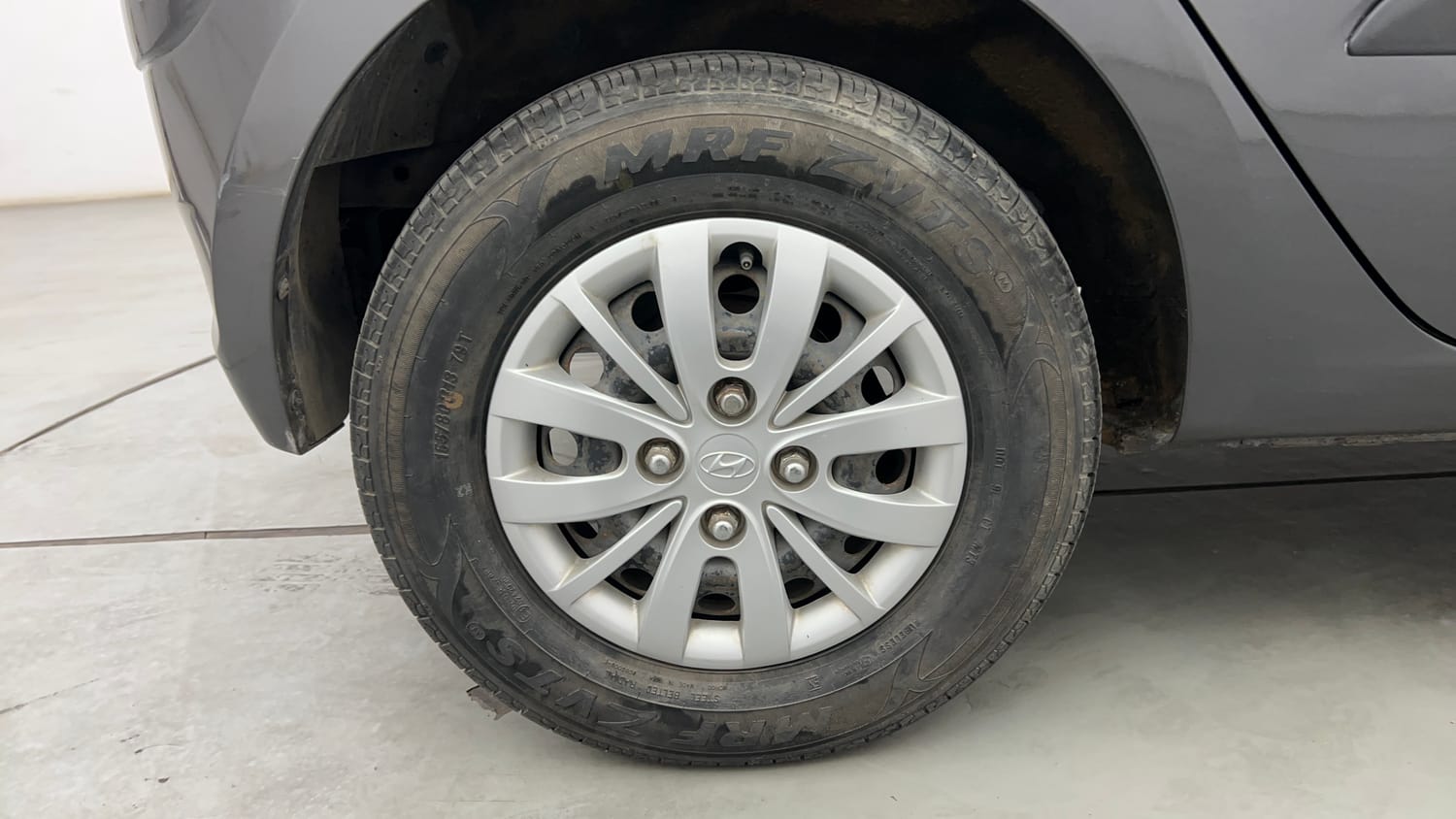 Used 2013 Hyundai i10 1.1L iRDE Magna Special Edition Petrol Manual tyres RIGHT REAR TYRE RIM VIEW