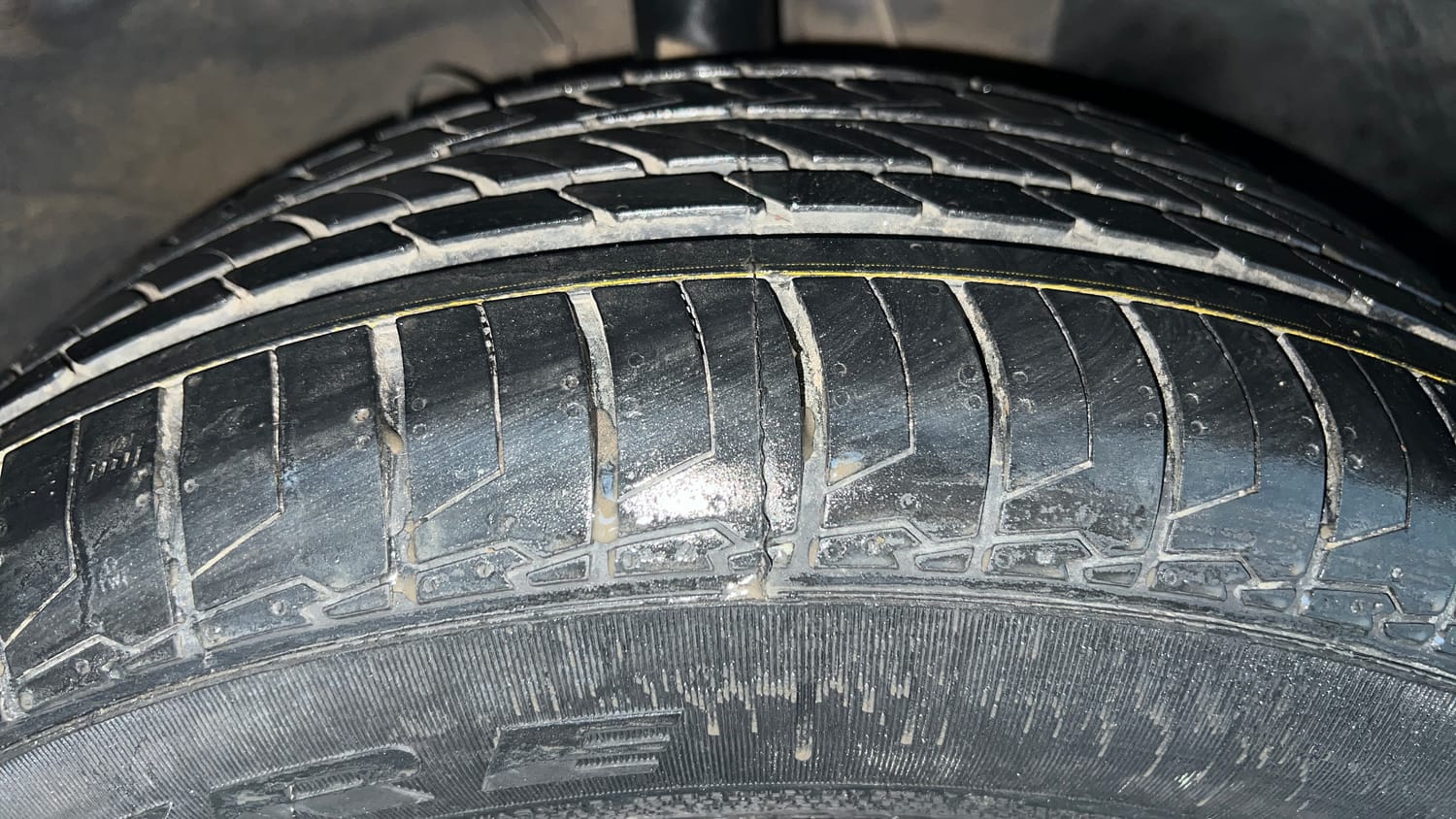 Used 2022 Hyundai Venue SX Plus 1.0 Turbo DCT Petrol Automatic tyres RIGHT FRONT TYRE TREAD VIEW