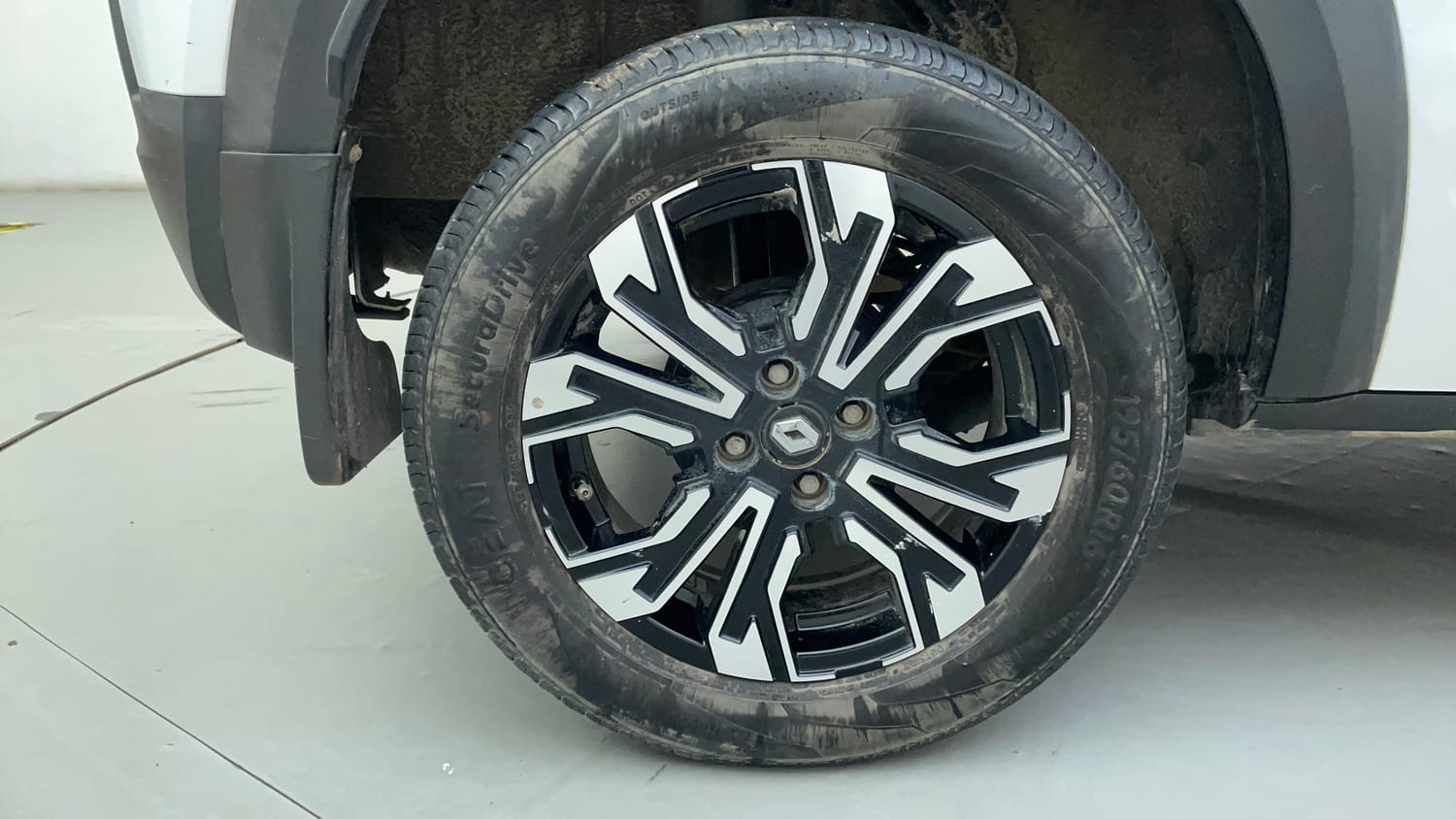 Used 2023 Renault Kiger RXZ AMT Petrol Automatic tyres RIGHT REAR TYRE RIM VIEW