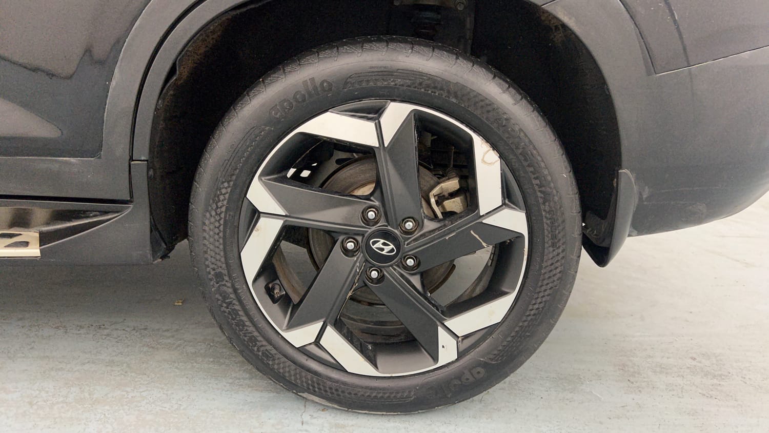 Used 2021 Hyundai Alcazar Signature (O) 6 STR 1.5 Diesel AT Diesel Automatic tyres LEFT REAR TYRE RIM VIEW