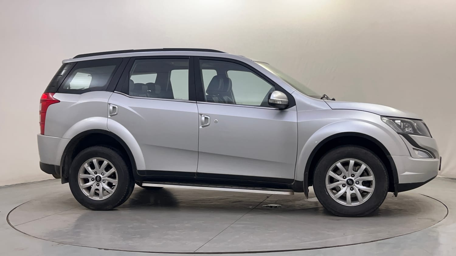 Used 2017 Mahindra XUV500 W10 Diesel Manual exterior RIGHT SIDE VIEW