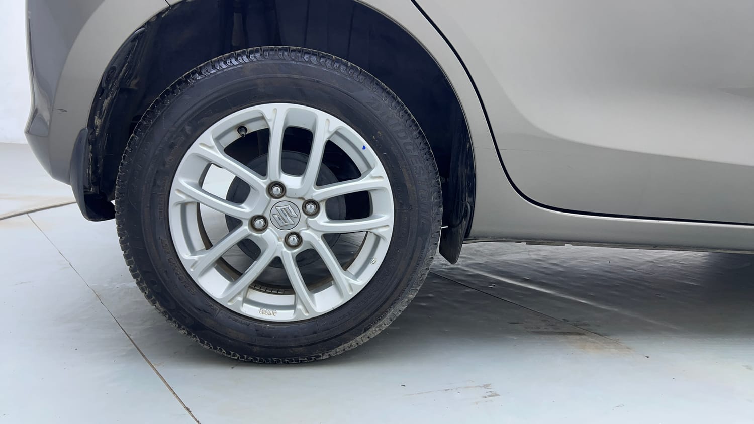 Used 2024 Maruti Suzuki Swift ZXi Petrol Manual tyres RIGHT REAR TYRE RIM VIEW