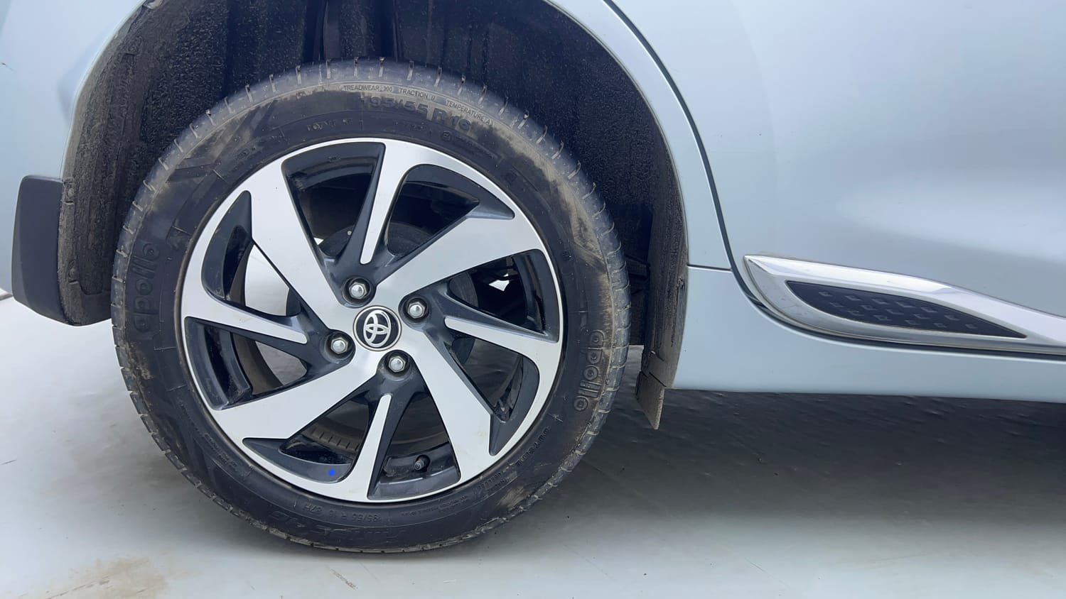 Used 2024 Toyota Glanza V Petrol Manual tyres RIGHT REAR TYRE RIM VIEW