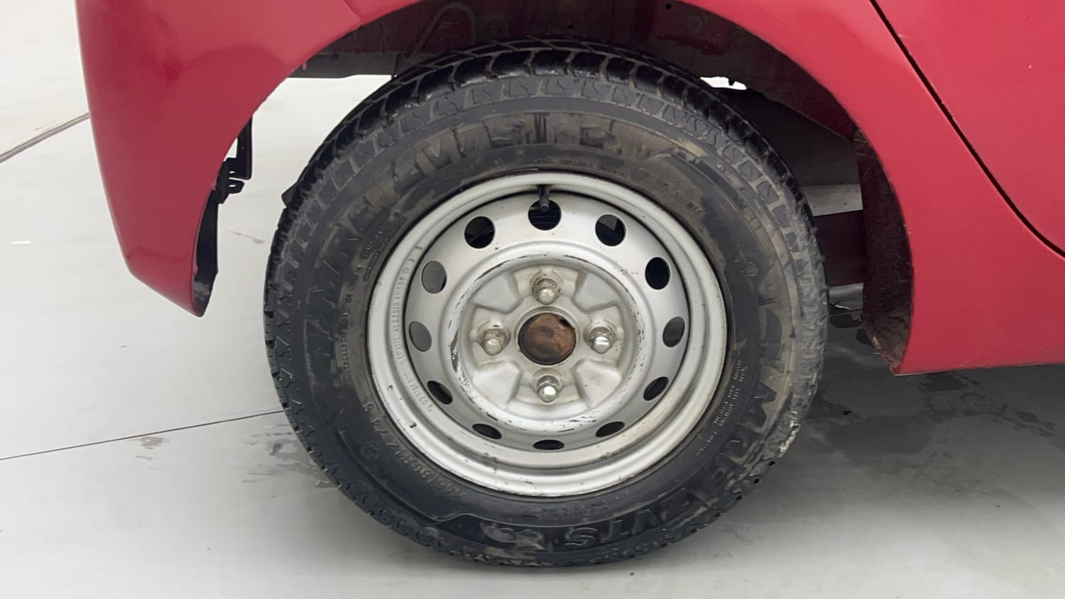 Used 2017 Hyundai Eon Era +  CNG (Outside Fitted) Cng Manual tyres RIGHT REAR TYRE RIM VIEW