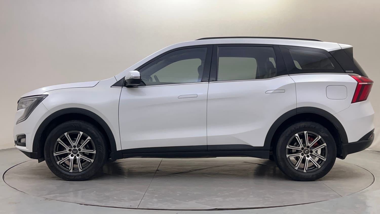 Used 2024 Mahindra XUV700 AX 7 Petrol AT 7 STR Petrol Automatic exterior LEFT SIDE VIEW