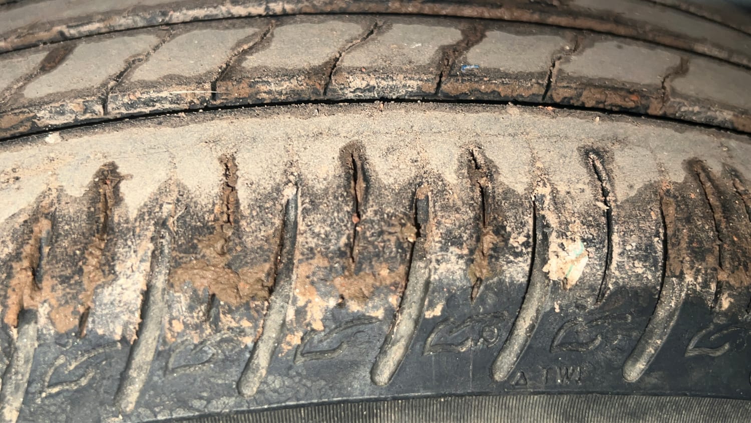 Used 2023 Kia Sonet GTX Plus 1.0 DCT Petrol Automatic tyres LEFT FRONT TYRE TREAD VIEW