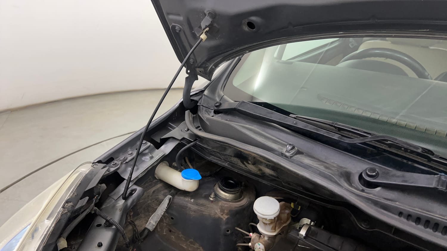 Used 2018 Maruti Suzuki Wagon R 1.0 VXI AMT Petrol Automatic engine ENGINE RIGHT SIDE HINGE & APRON VIEW