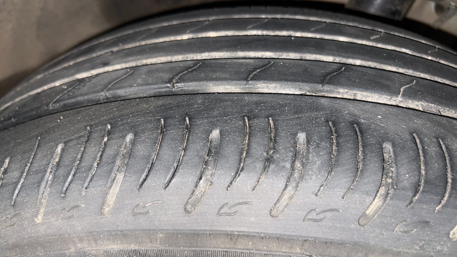 Used 2024 Mahindra XUV700 AX 7 Petrol AT 7 STR Petrol Automatic tyres LEFT FRONT TYRE TREAD VIEW