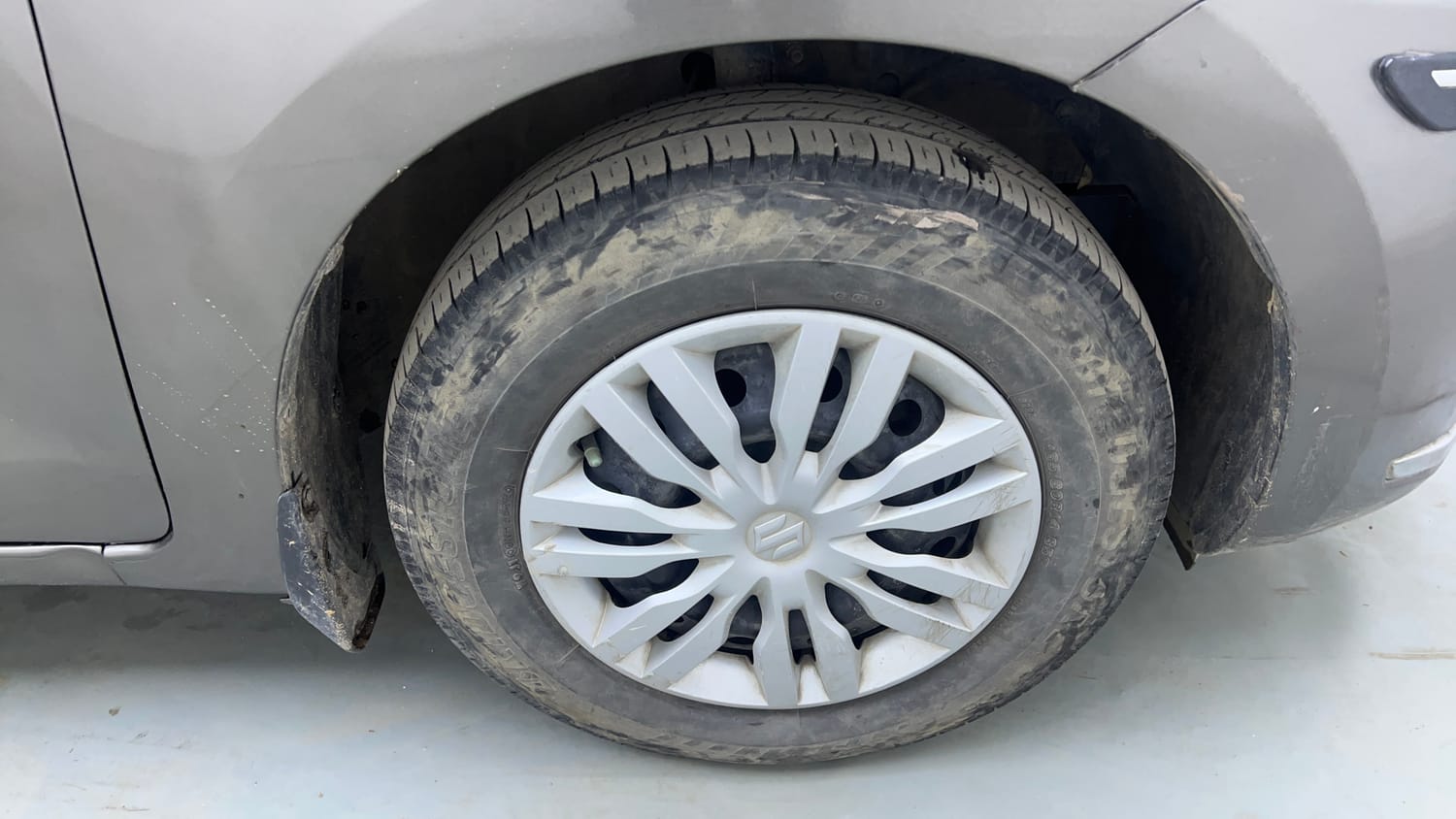 Used 2017 Maruti Suzuki Dzire VXi AMT Petrol Automatic tyres RIGHT FRONT TYRE RIM VIEW