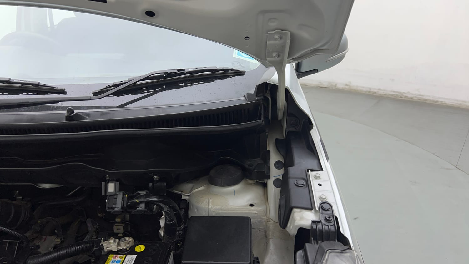 Used 2026 Maruti Suzuki XL6 Zeta MT Petrol Petrol Manual engine ENGINE LEFT SIDE HINGE & APRON VIEW