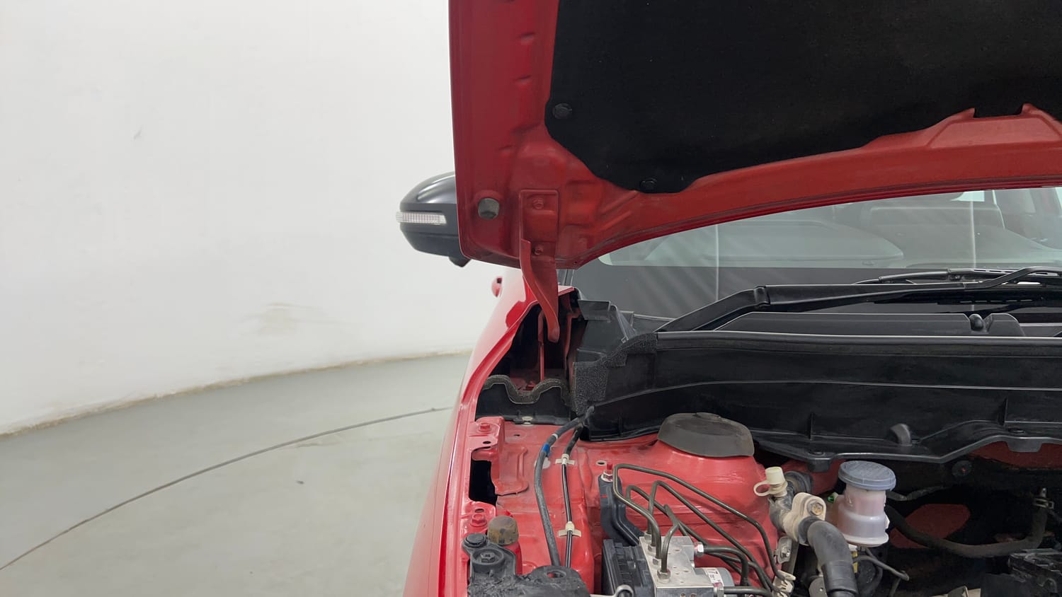 Used 2022 Maruti Suzuki Brezza Zxi Plus AT Dual Tone Petrol Automatic engine ENGINE RIGHT SIDE HINGE & APRON VIEW