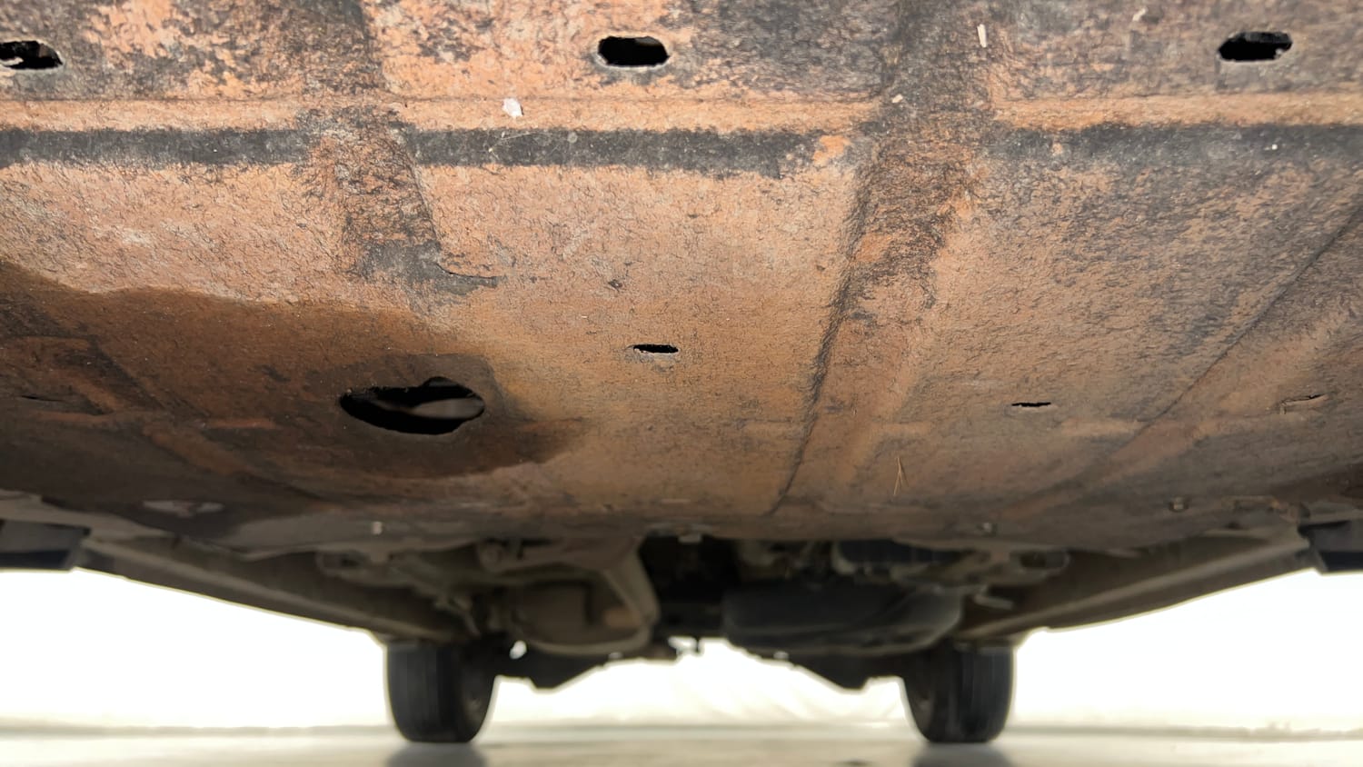 Used 2024 Mahindra XUV700 AX 7 Petrol AT 7 STR Petrol Automatic extra FRONT LEFT UNDERBODY VIEW