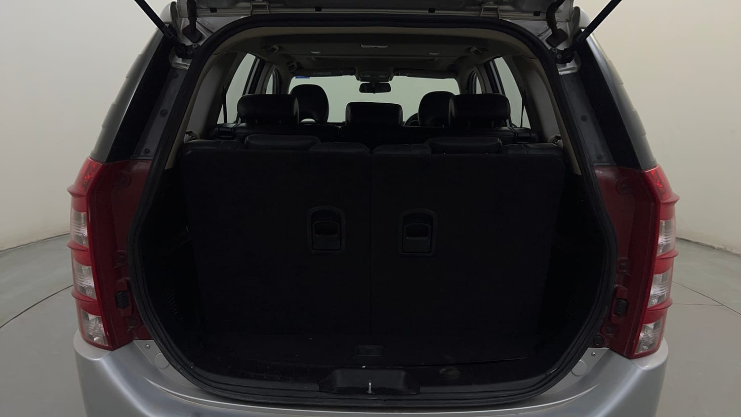 Used 2017 Mahindra XUV500 W10 Diesel Manual interior DICKY INSIDE VIEW